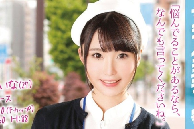 蕾娜（27）护士魔镜沮丧，她的身体跨在胯部，以女牛仔的姿势猛烈地骑行！