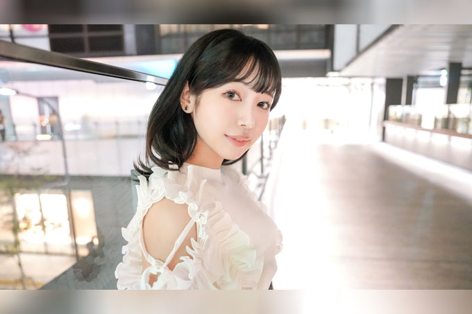 一位皮肤白皙、容貌姣好的女大学生！她的性觉醒始于淋浴时水流冲刷到她的私处！
