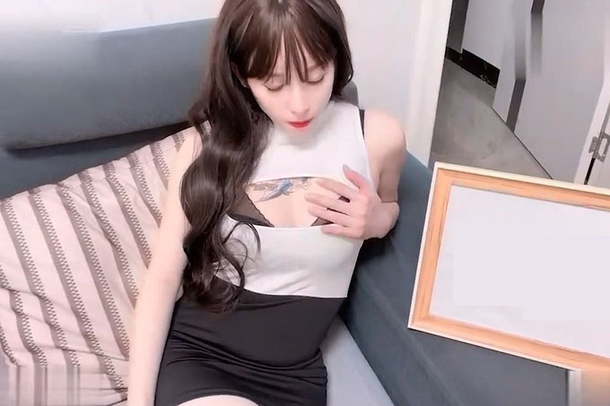 单身哥哥偷窥妹妹洗澡拿她的内衣打飞机，被发现后妹妹主动要帮忙