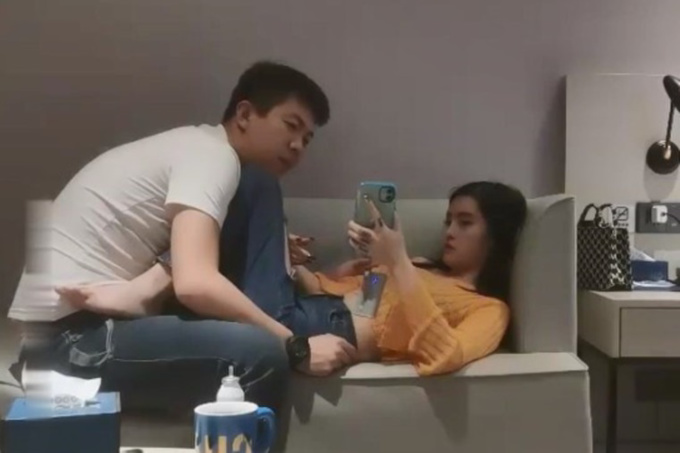 黄衣牛仔裤花臂纹身妹子啪啪,沙发上调情口交骑坐再到床上操后入抽插猛操